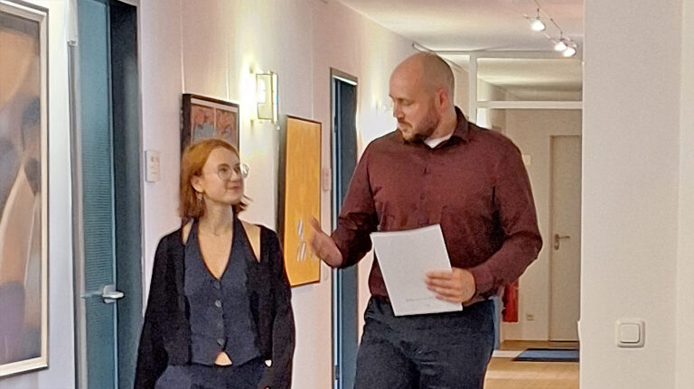 Rechtsanwalt Dr. Sven Loose im Beratungsgespräch Rechtsanwalt Dr. Sven Loose im Beratungsgespräch