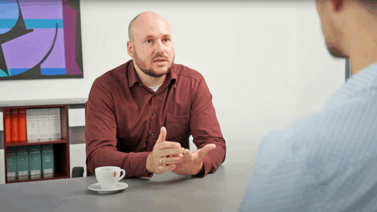 Rechtsanwalt Dr. Sven Loose im Beratungsgespräch Rechtsanwalt Dr. Sven Loose im Beratungsgespräch