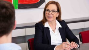 Rechtsanwältin Fr. Kerstin Rhinow-Simon im Beratungsgespräch Rechtsanwältin Fr. Kerstin Rhinow-Simon im Beratungsgespräch