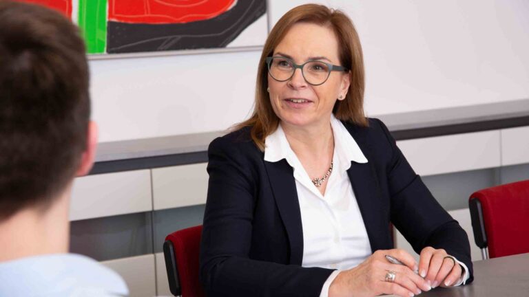 Rechtsanwältin Fr. Kerstin Rhinow-Simon im Beratungsgespräch