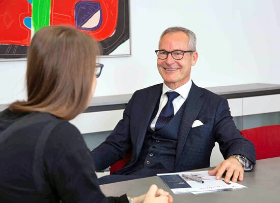 Rechtsanwalt Hr. Sebastian Kaufmann im Beratungsgespräch Rechtsanwalt Hr. Sebastian Kaufmann im Beratungsgespräch
